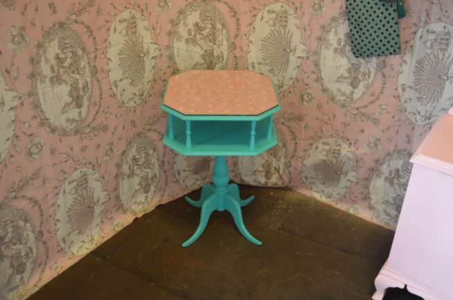 Mesa vintage restaurada verde rosa con lunares - Imagen 6