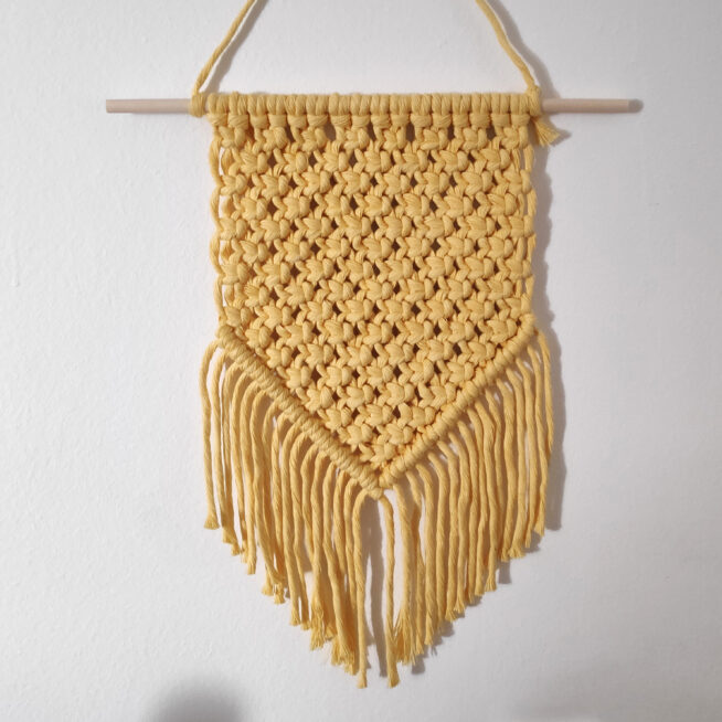 banderín macramé pico amarillo