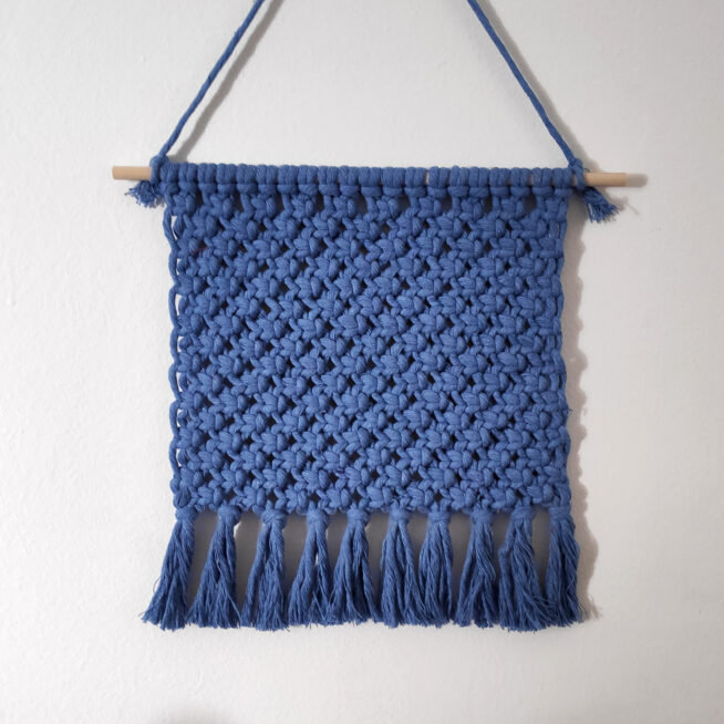 banderín macramé cuadrado azul