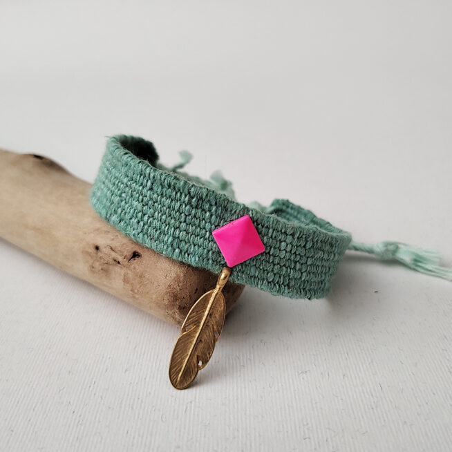 Pulsera boho hilo verde tachuela y pluma - Imagen 4