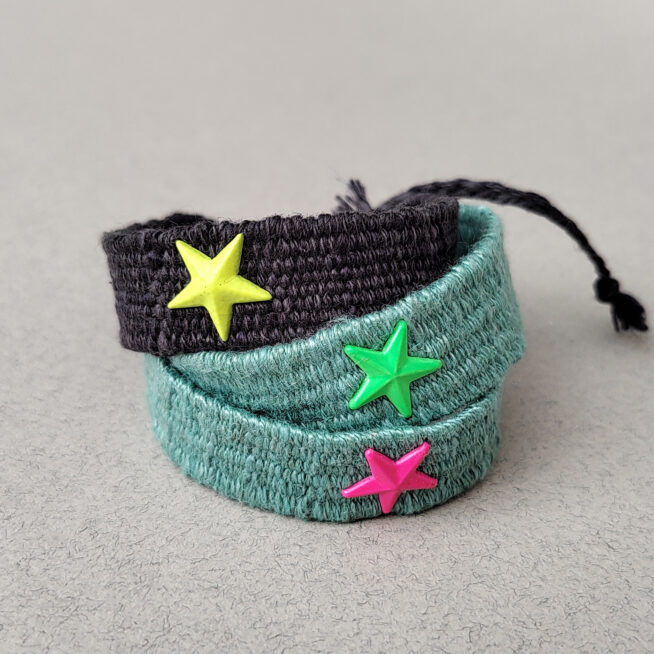 Pulsera boho hilo estrella gris y flúor - Imagen 2