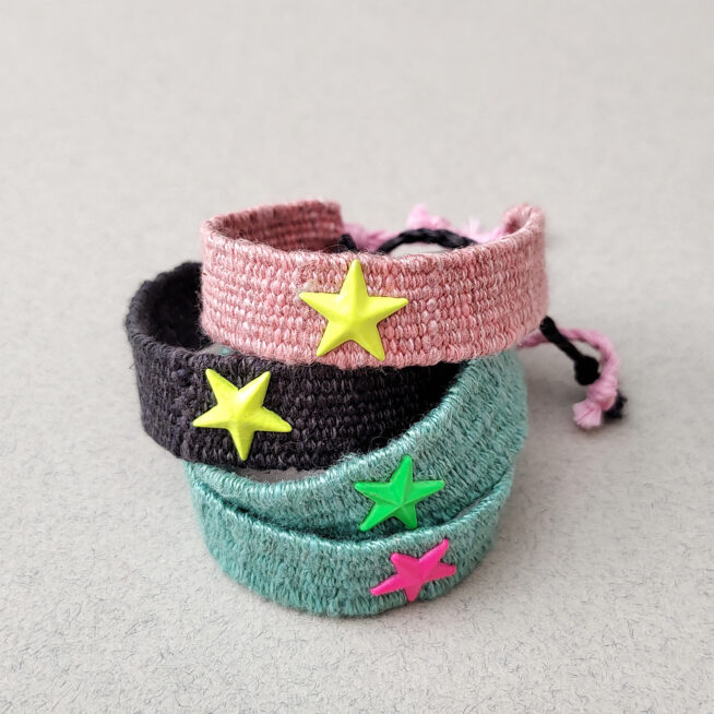 Pulsera boho hilo estrella gris y flúor - Imagen 3