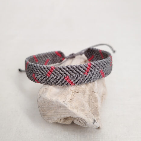 pulsera gris y fucsia hecha a mano con poliéster encerado resistente al agua. cierre corredero ajustable a la muñeca
