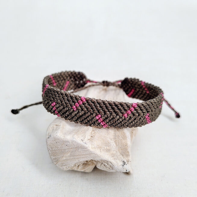 pulsera espiga verde seco y malva, hecha a mano con poliéster encerado resistente al agua y cierre ajustable mediante nudo corredero